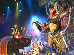 Thaiföld, de talán Délkelet-Ázsia legismertebb esti szórakoztató parkja. Ez a leghíresebb Phuket-i, teljes estés szórakoztató program. Kulturális téma park, vacsora, fantasztikus show műsor.